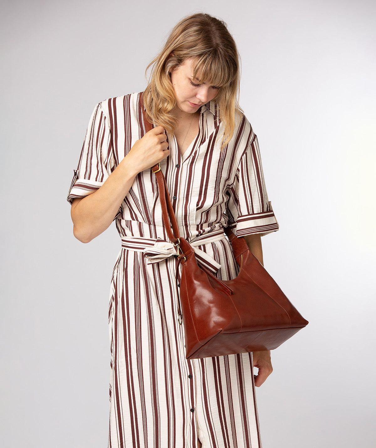 Poppy shoulder bag crescent zip-top closure detail