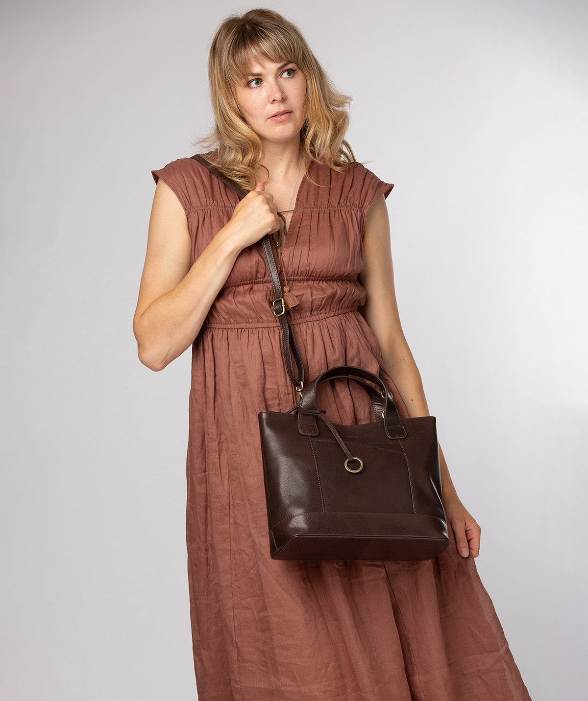 Detachable shoulder strap maximum drop length