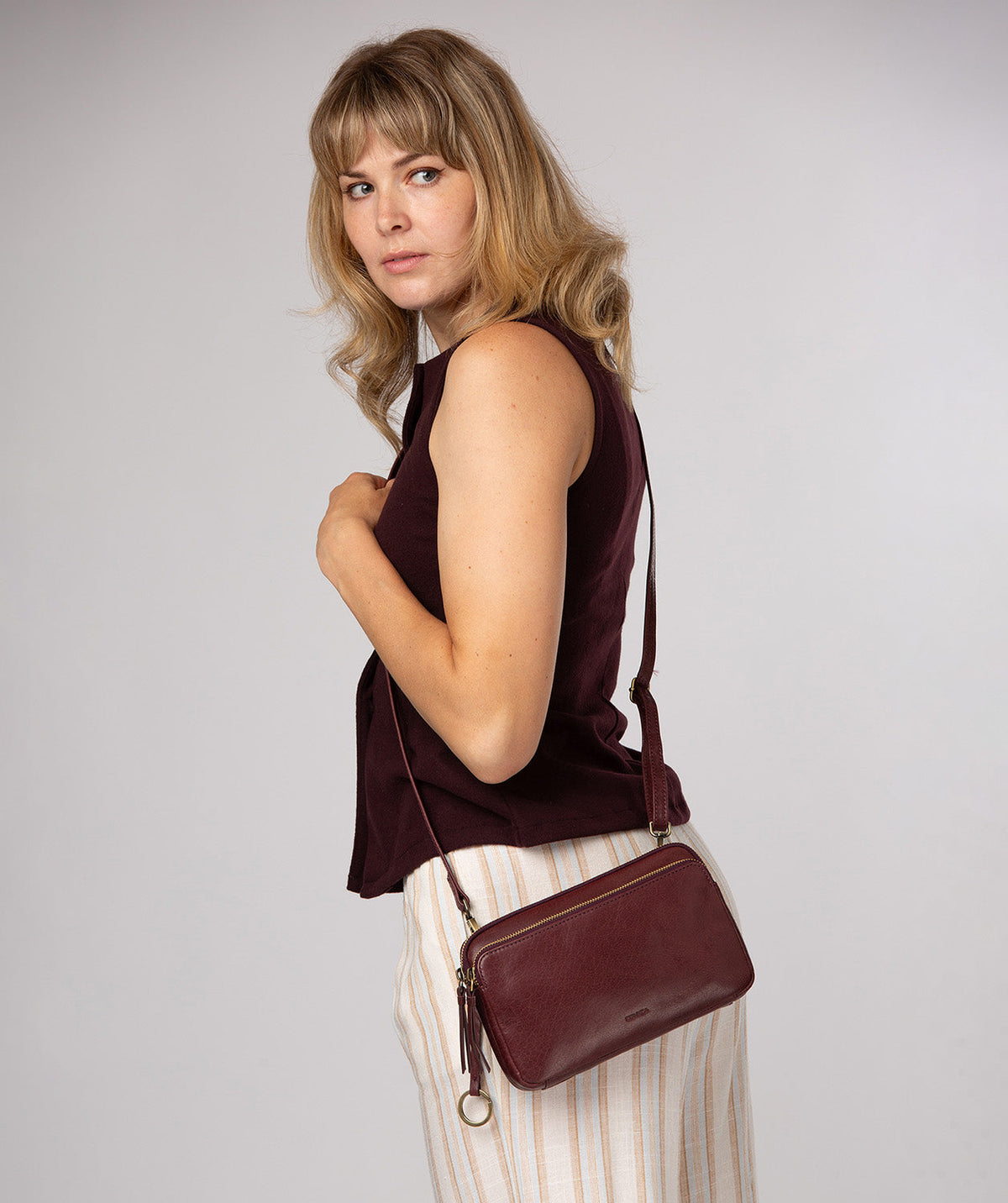 Exterior front zipped pocket with brass hardware