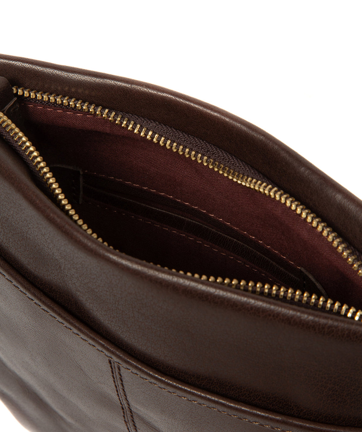 Adjustable leather shoulder strap with maximum 70cm drop