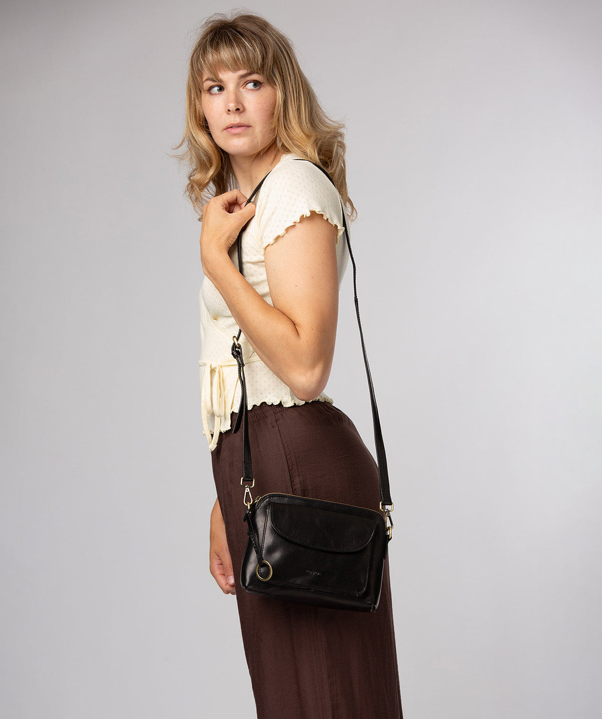 Back exterior slip pocket with press stud fastening