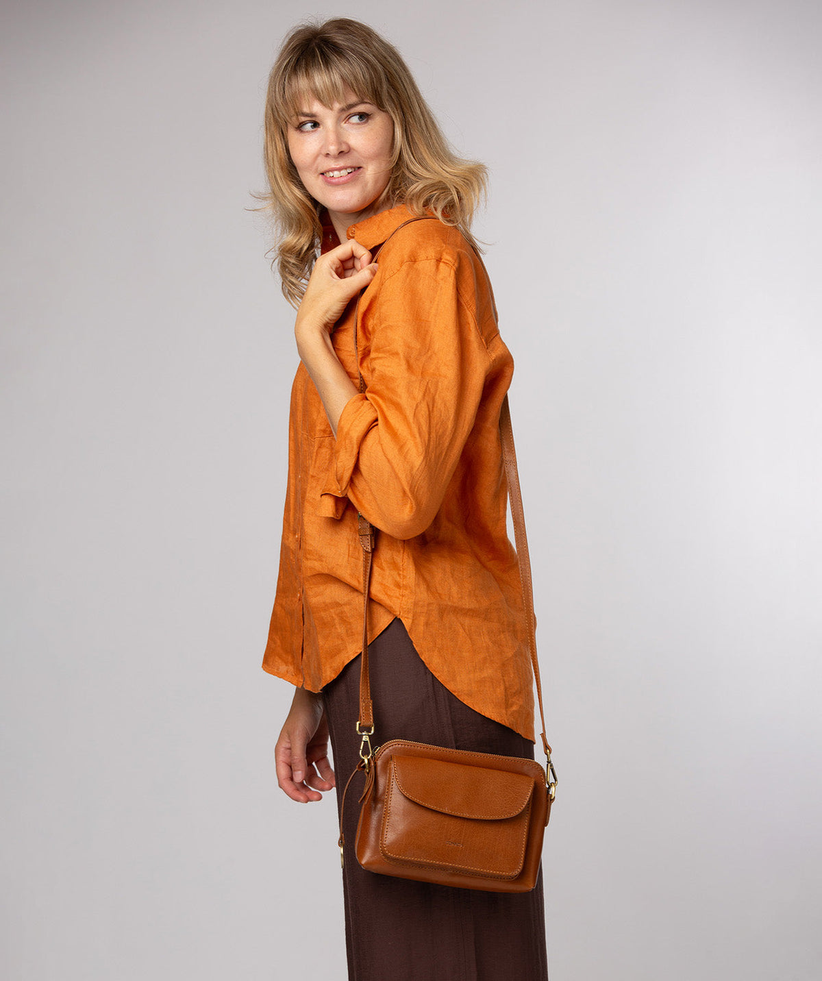 Starling crossbody bag side profile showing adjustable leather strap