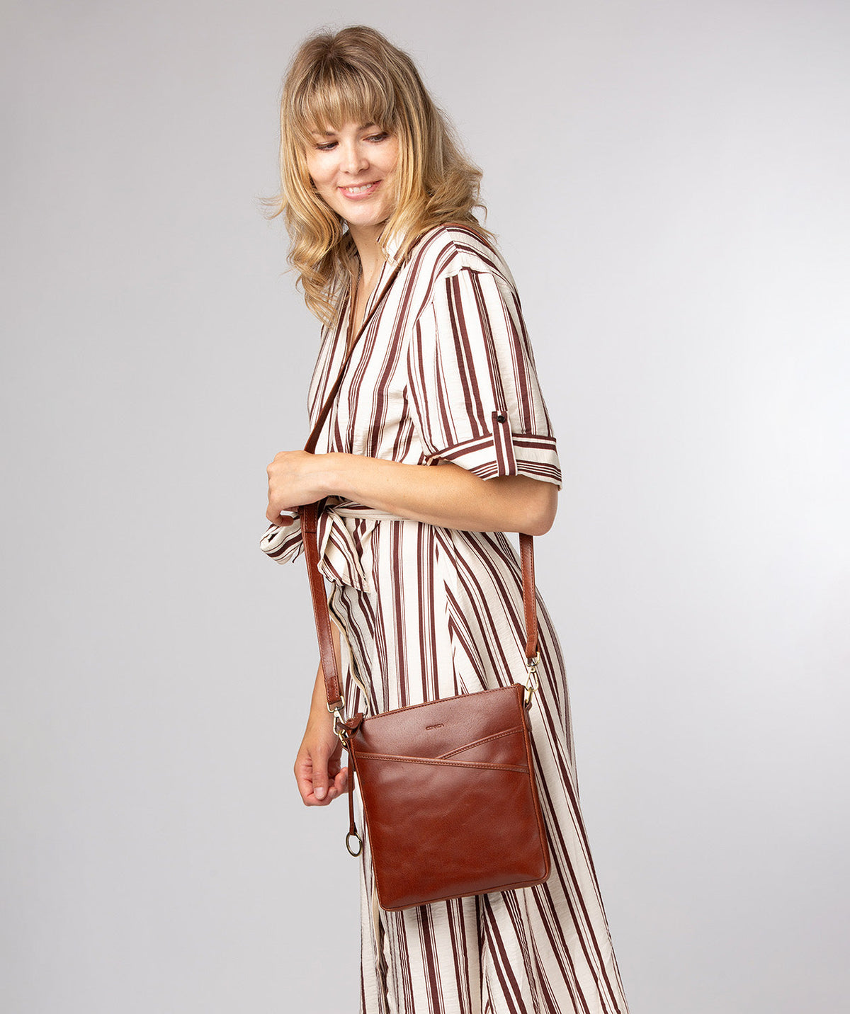 Holly bag rear pocket and detachable leather strap