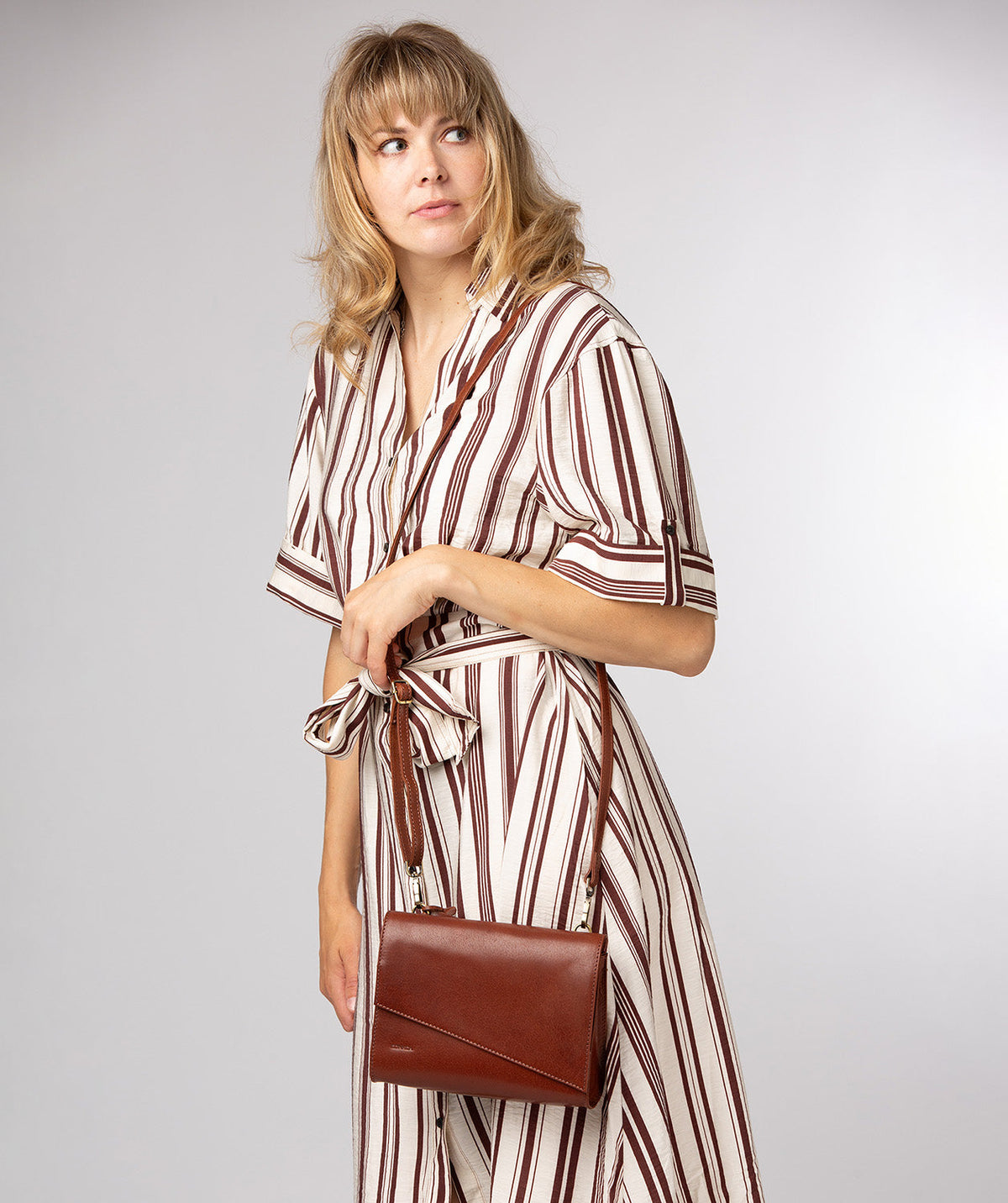 Adjustable detachable leather shoulder strap detail